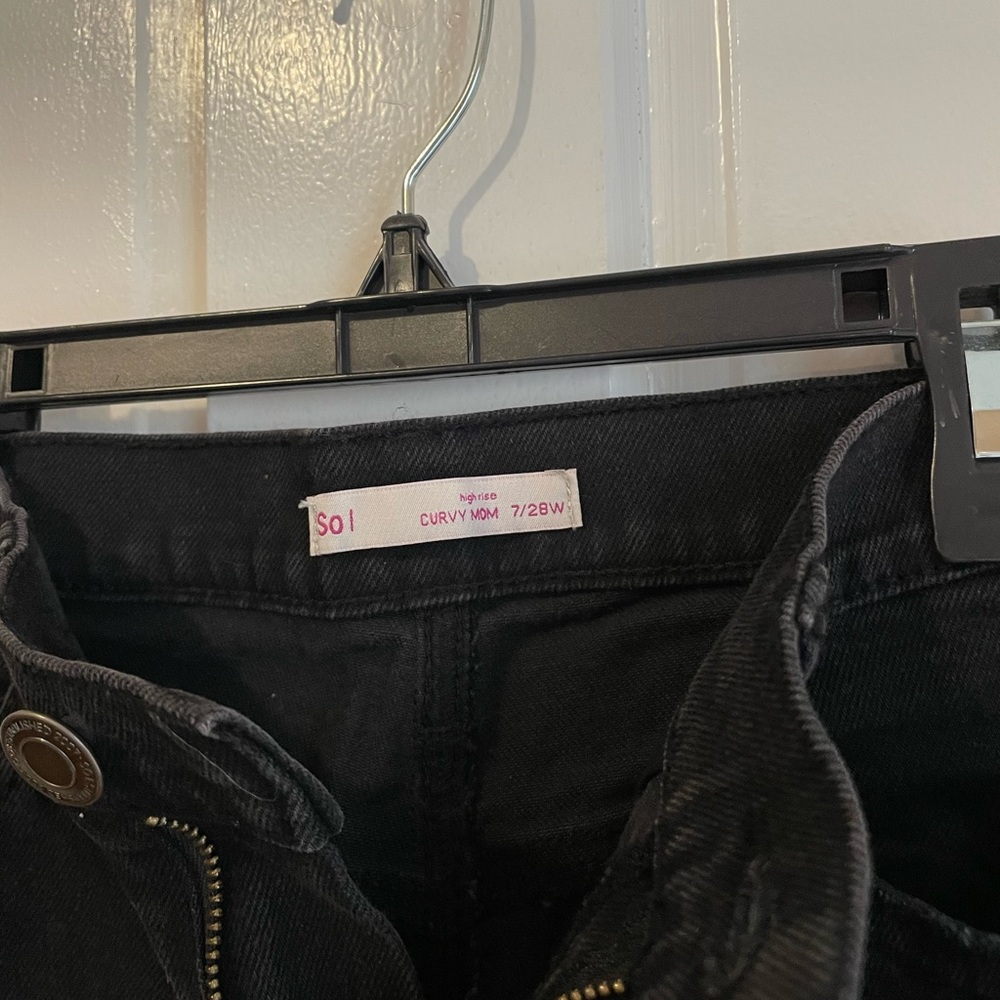 High Rise Curvy Mom Jeans - Picture 3 of 4